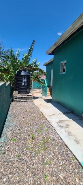 1 Bedroom Side Of Split Level House