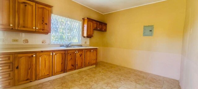 1 Bedroom Side Of Split Level House