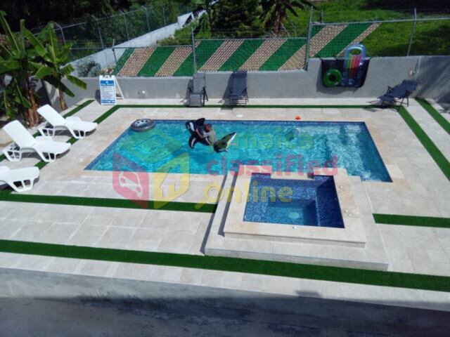(BEACH ACCESS,POOL,GYM,HOT TUB,SMOKING AREA)