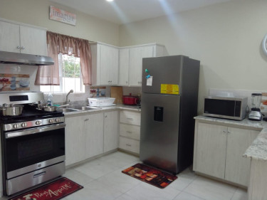 (POOL,GYM,HOT TUB,SMOKING AREA) USD $75UP/NIGHT