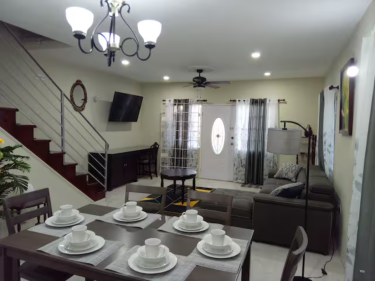 (POOL,GYM,HOT TUB,SMOKING AREA) USD $75UP/NIGHT