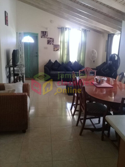 Spacious 2 Bedrooms Apartment In Gated Community