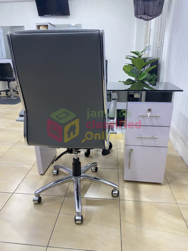 NAIL TABLE NAD POLISHG RACK ONLY FOR SALE