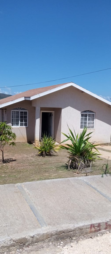 2 Bedrooms, 1 Bathroom House For Sale