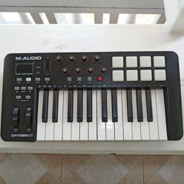Oxygen 25 Midi Keyboard