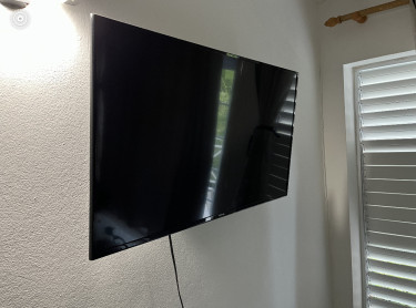 43” Samsung Smart Tv With Wall Mount