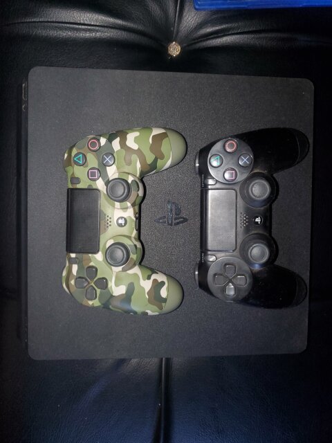 Playstation 4 With 11 Cd 2 Controls