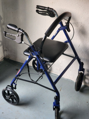 Walker -Rolling Walker,Foldable,w/pad-Seat,Brakes!