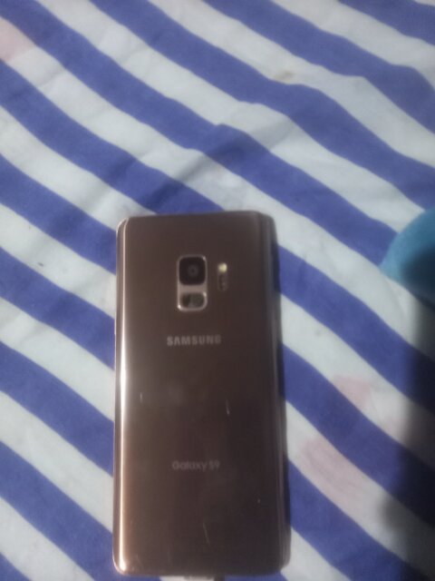 Samsung Galaxy S9 (Damaged Screen)