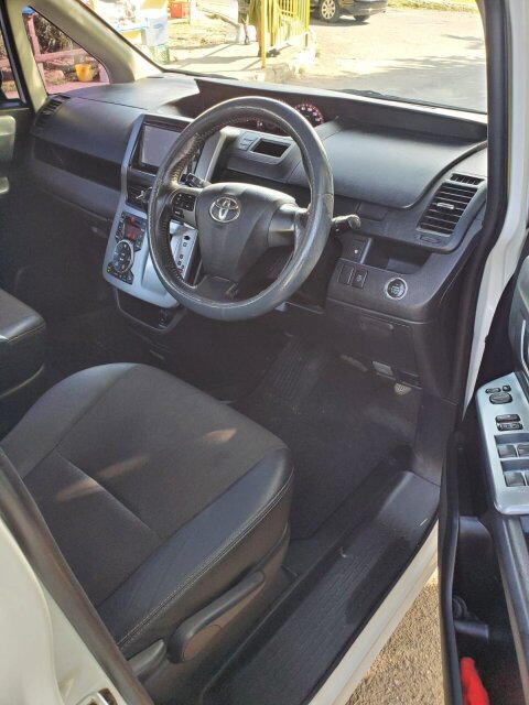 2013 Toyota Voxy ZS