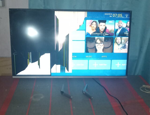Damaged Bluesonik Smart Tv Selling To Scrap