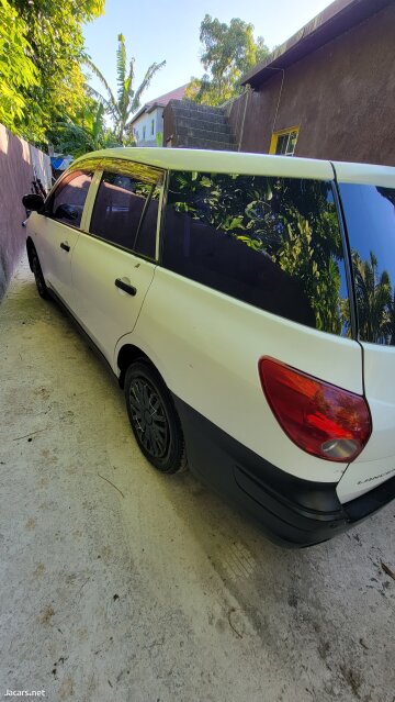 Mitsubishi Ad Wagon 2010