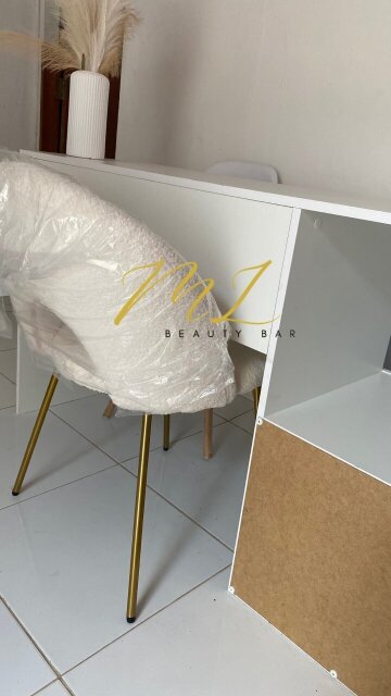 6000 Per Week Booth For Rent In Salon