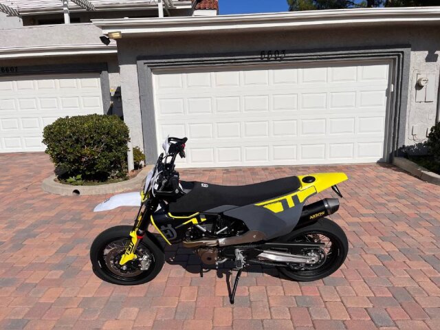 2023 Husqvarna SUPERMOTO 701
