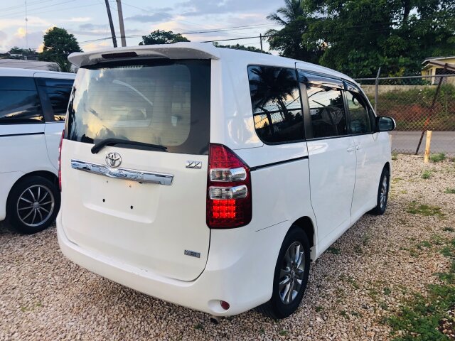 2011 TOYOTA NOAH