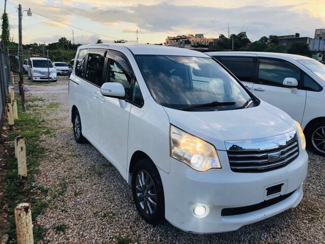 2011 TOYOTA NOAH