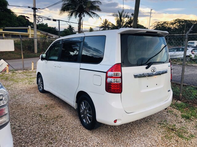 2011 TOYOTA NOAH