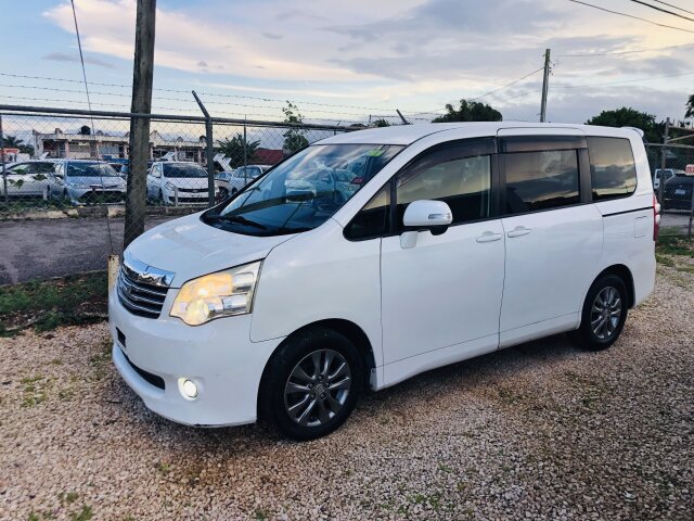 2011 TOYOTA NOAH