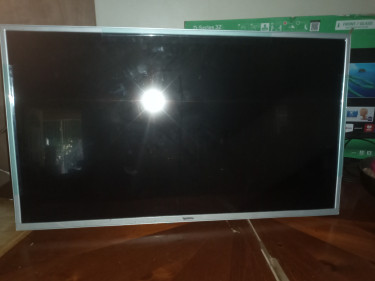 43INCH SMART TV NETFLIX/YOUTUBE W/T BRACKET