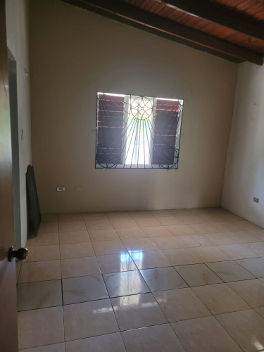 3 Bedroom House 2 Bathroom 