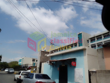 2 Bedroom House With Shop Houses Near National Heroes Circle Downtown