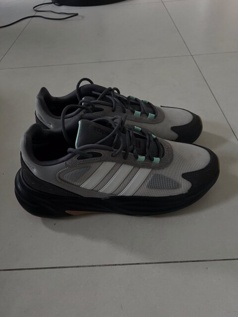 Adidas Ozelle Cloudfoam Size 9 And A Half US