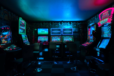 CASHIERS / CUSTOMER SERVICE CLERKS (GAMING LOUNGE)
