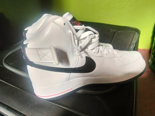 Size 9 1/2 Nike Sneaker