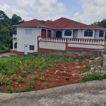 6 Bedroom 4 Bathroom House For Sale