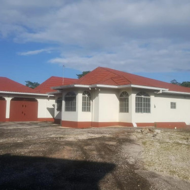 6 Bedroom 4 Bathroom House For Sale