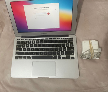 Apple MacBook Air Intel I5 CPU, 4GB Ram, 128GB SSD