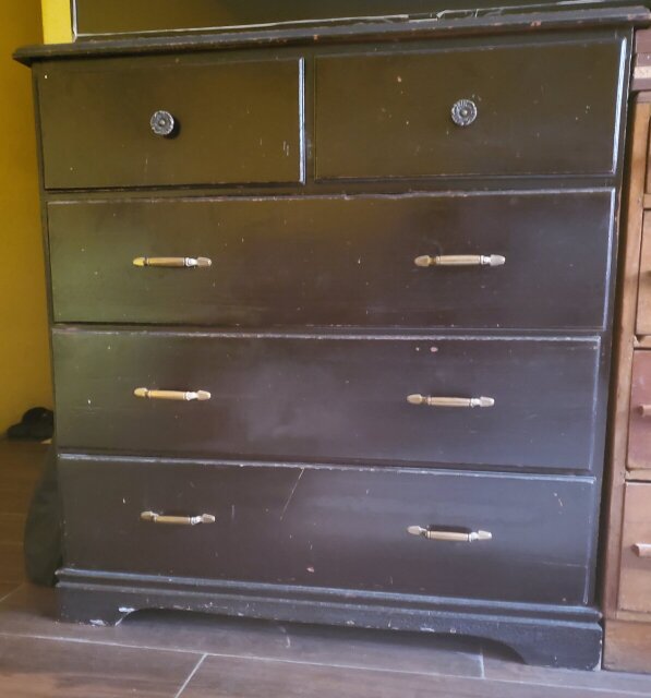 CHEST OF DRAWERS