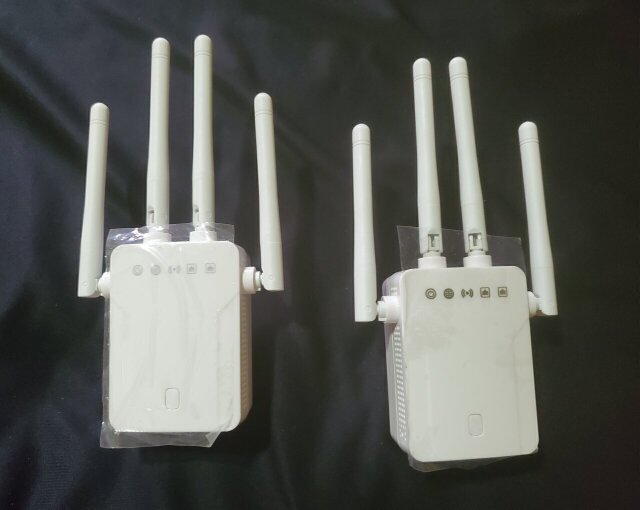 2 WIFI EXTENDERS