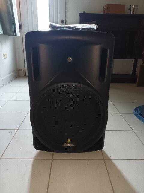 2 Behringer Speakers