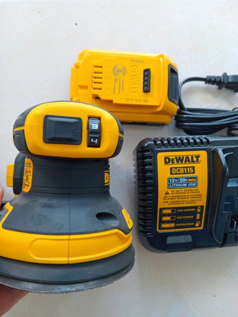 Dewalt  Random Ordit Palm Sander Set