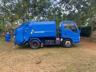 PRICE DROP: 2006 Isuzu ELF - Garbage Compactor