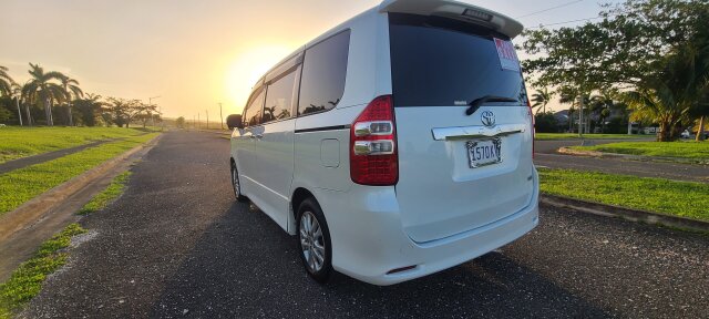 2011 Toyota Noah Si Fully Loaded