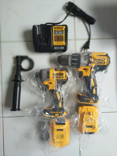 DeWalt Power Tool Combo (DCK299M2) +2xtra Items