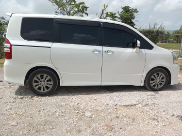 TOYOTA NOAH