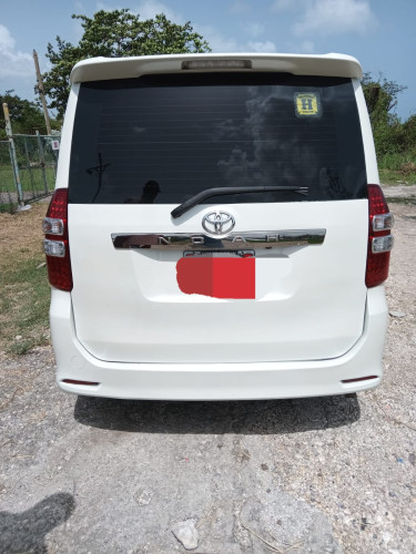 TOYOTA NOAH