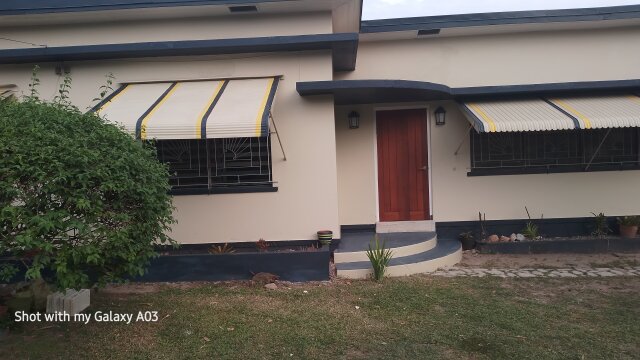 3 Bedroom 2 Bath Large Side House