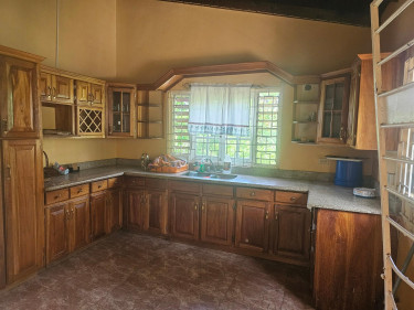 6 Bedroom 6 BATH HOUSE IN FOREST HILLS