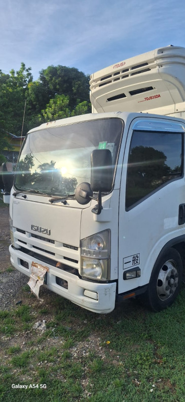 2013  Isuzu Truck