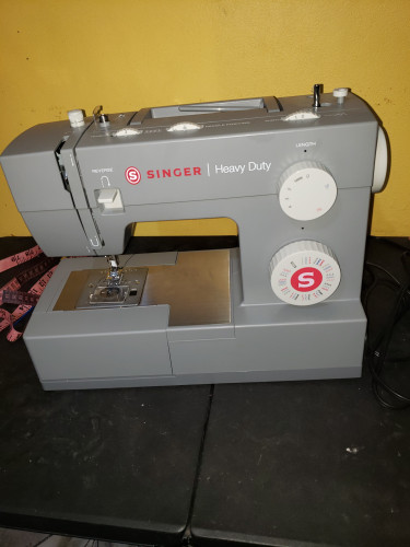 NEW SINGER SEWING MACHINE 