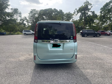 2014 Toyota Noah Hybrid 