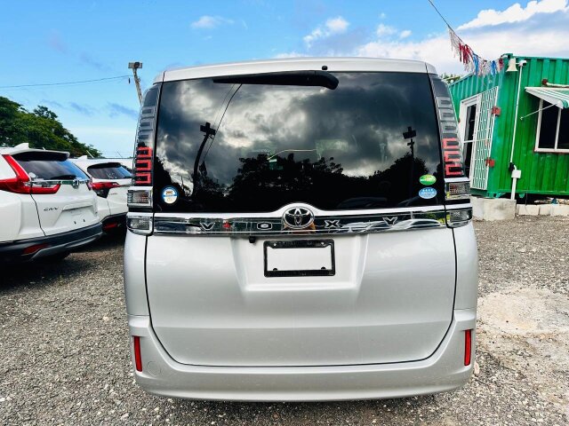 2018 TOYOTA VOXY 8 SEATER