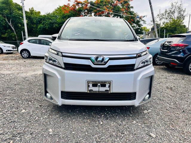 2018 TOYOTA VOXY 8 SEATER