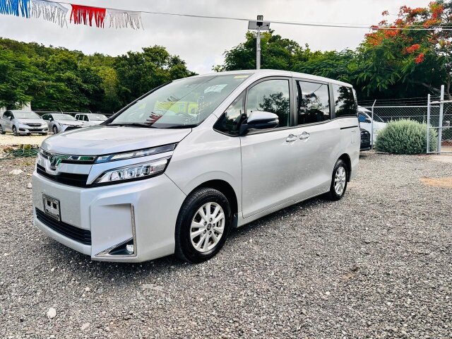 2018 TOYOTA VOXY 8 SEATER