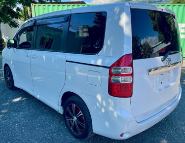 2013 TOYOTA NOAH