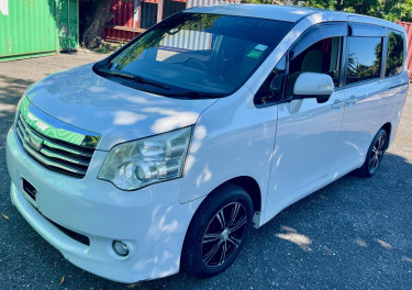 2013 TOYOTA NOAH